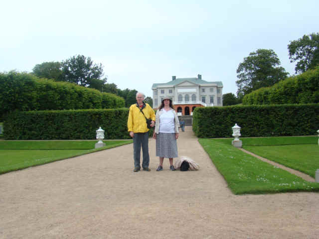 Inge och Susanne Rogesund framf�r Gunnebo Slott i M�lndal juli 2012